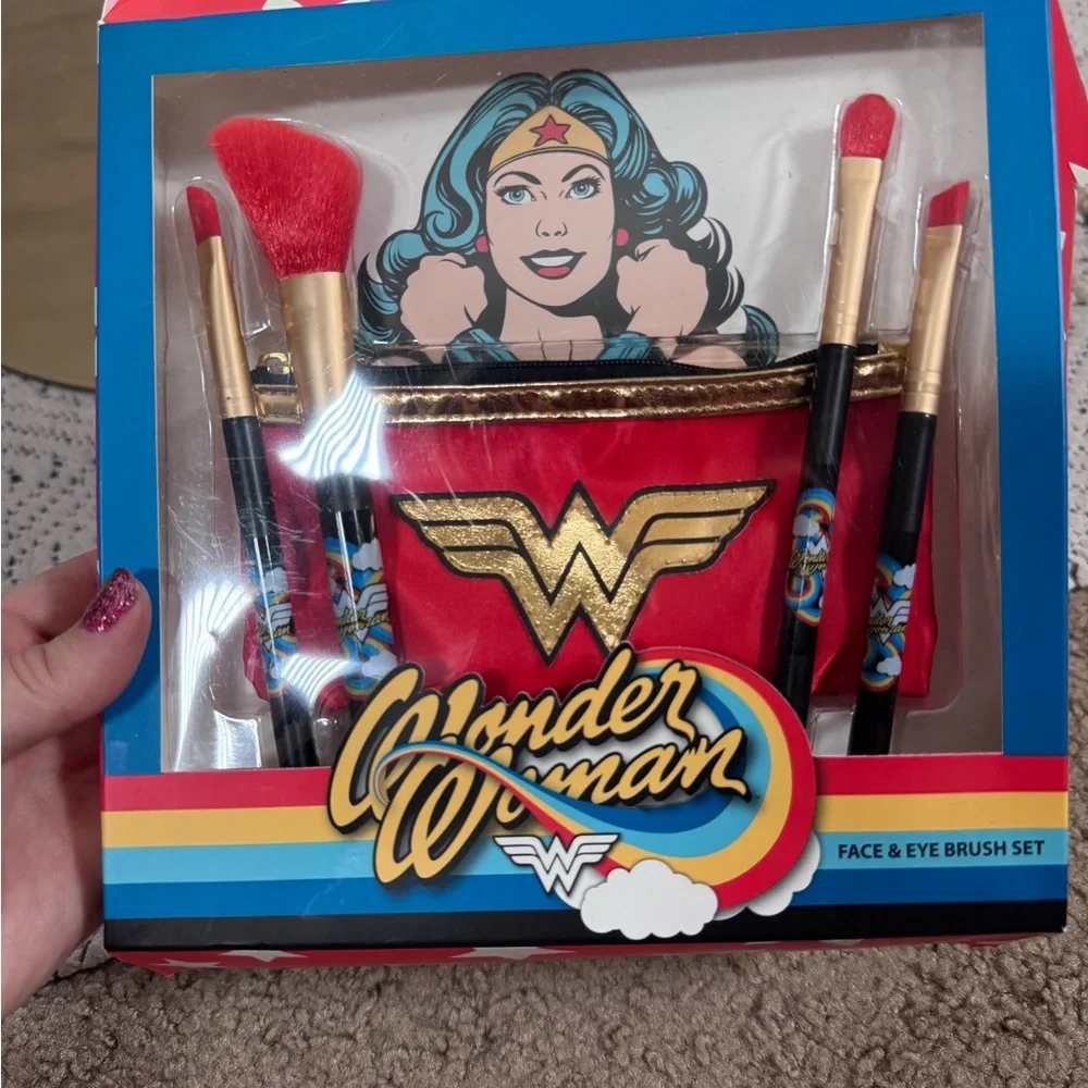 Warner Bros. Wonder Woman Face & Eye Brush Set Makeup Set